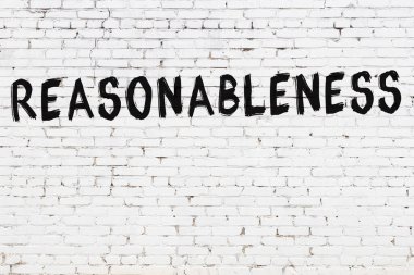 Beyaz tuğla duvara siyah boya ile yazılmış yazım mantığı.