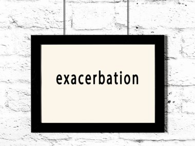 Beyaz tuğla duvara asılı siyah ahşap çerçeve. 