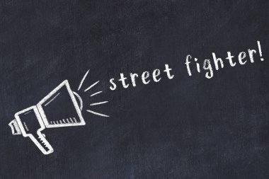 Hoparlör ve el yazısıyla yazılmış sokak dövüşçüsü çizimleri.