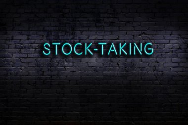 Geceleri duvarda neon levhası var. Yazıt alımı