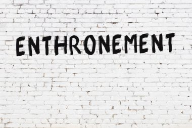 Beyaz tuğla duvara siyah boya ile yazılmış bir yazı tahtası..