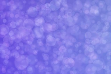 Çember şeklinde benekleri olan soyut bulanık açık mor arkaplan.