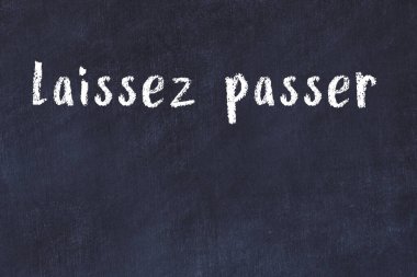 Tebeşir el yazması yazması, siyah masanın üzerinde gevşek pasör.