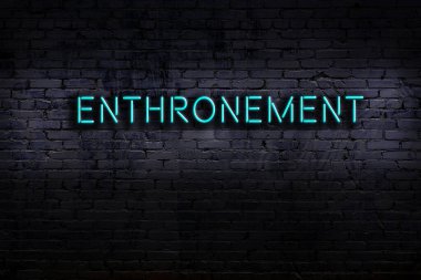 Duvara yazı kazınmış neon levhası. Gece görünümü