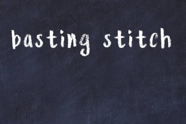 Üzerinde el yazısıyla yazılmış dikiş dikişi olan üniversite yazı tahtası.