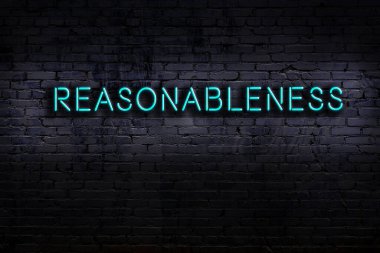 Geceleri duvarda neon levhası var. Yazı mantığı