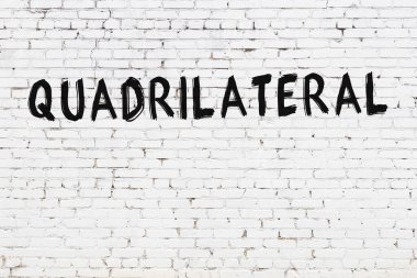 Yazı dörtgeni beyaz tuğla duvara siyah boya ile yazılmış..