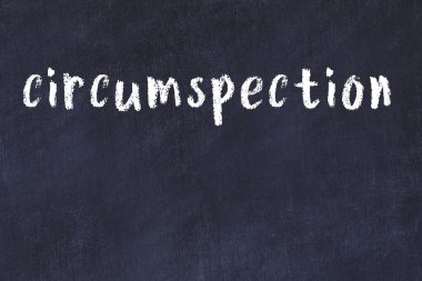 Üzerinde el yazısıyla yazılmış yazı tahtasının olduğu kolej tahtası.