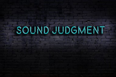 Duvara yazı yazılmış neon levhası. Gece görünümü
