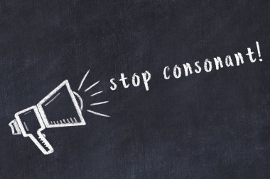 Hoparlör ve yazıt çizimi olan siyah karatahta, sessiz harfi durdur