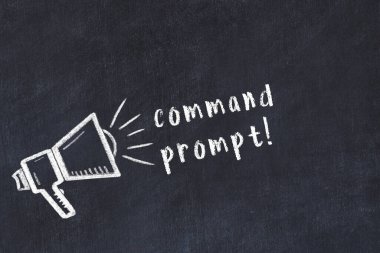 Hoparlör çizimi ve yazıt komutu içeren siyah karatahta