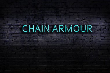 Geceleri duvarda neon levhası var. Yazıt zinciri zırhı