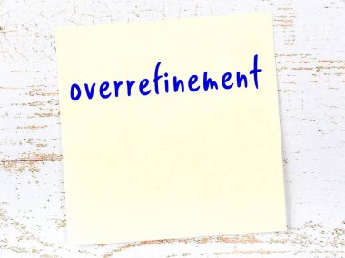 Aşırı incelikle ilgili hatırlatma kavramı. Tahta duvarda üzerinde yazı olan sarı yapışkan kağıt.