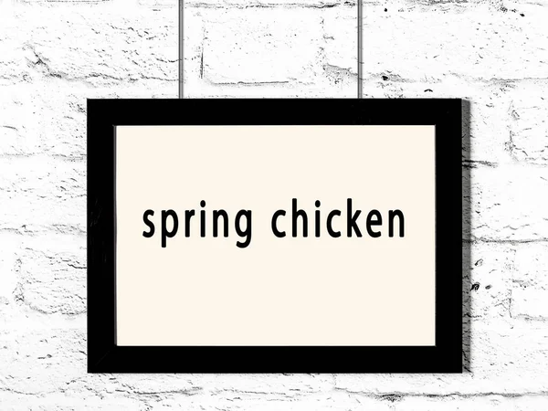 Cornice Legno Nero Con Iscrizione Pollo Primavera Appeso Sulla Parete — Foto Stock