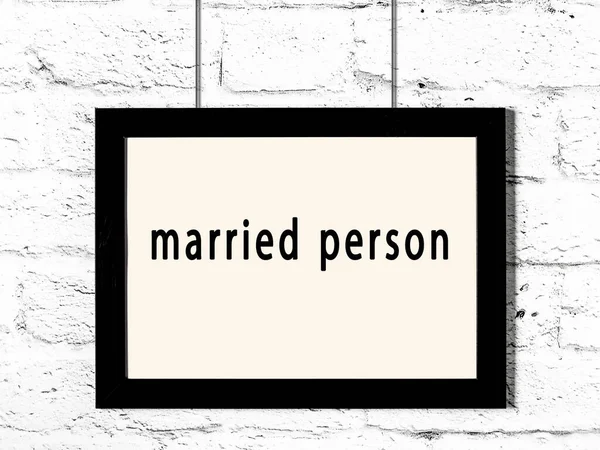 题词为已婚男子挂在白砖墙上的黑色木制框架 — 图库照片