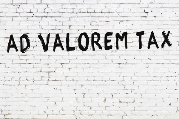 Inscriptie Valorem Belasting Geschreven Met Zwarte Verf Witte Bakstenen Muur — Stockfoto