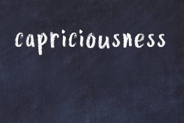 Üzerinde el yazısıyla yazılmış kaprisleri olan bir okul tahtası.