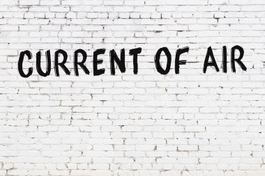 Yazılı hava akımı beyaz tuğla duvara siyah boya ile yazılmış..