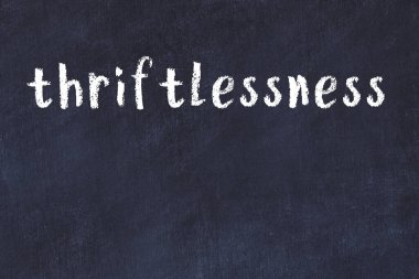 Siyah masadaki tebeşir elle yazılmış yazıtlar tutumsuzdur.