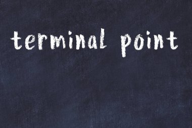 Siyah masadaki tebeşir elle yazılmış yazma uçbirim noktası