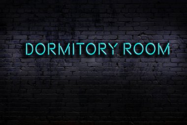 Geceleri duvarda neon levhası var. Yatakhane odası.