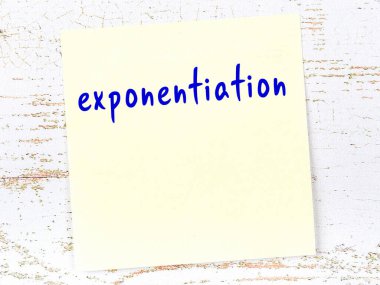 Tahta duvarda el yazısıyla yazılmış üstel yazısıyla yazılmış sarı yapışkan not.