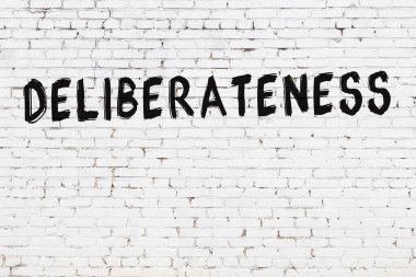 Yazılı beyaz tuğla duvar. Kasıtlı ve siyah boyayla yazılmış.