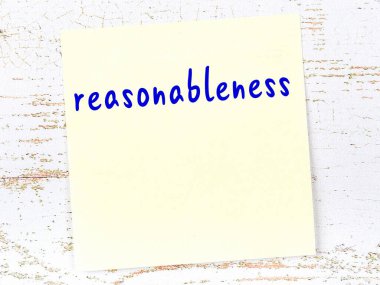 Mantık konusunda hatırlatma kavramı. Tahta duvarda üzerinde yazı olan sarı yapışkan kağıt.