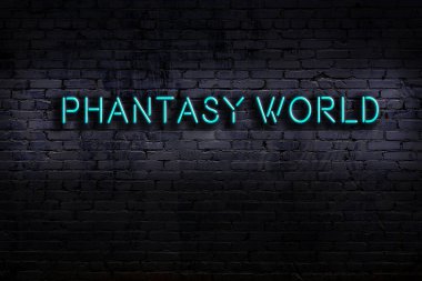Tuğla duvara karşı yazıtsal fantezi dünyası olan neon tabela. Gece görünümü