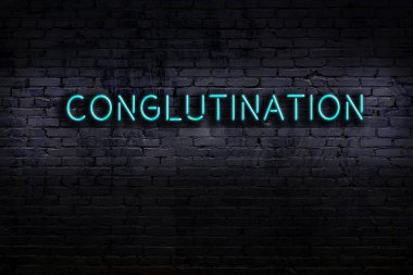 Geceleri duvarda neon levhası var. Yazı içeriği