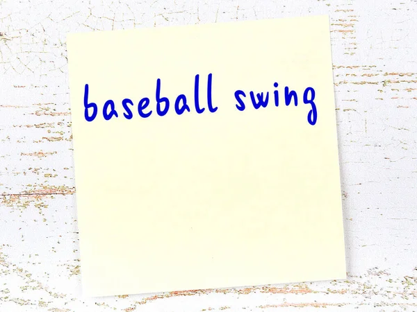 Concepto Recordatorio Sobre Swing Béisbol Hoja Adhesiva Amarilla Papel Sobre —  Fotos de Stock