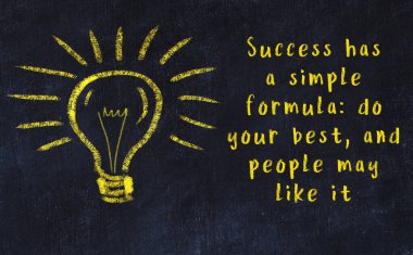 Bilgece bir alıntı ve siyah karatahtaya bir ampul çizimi