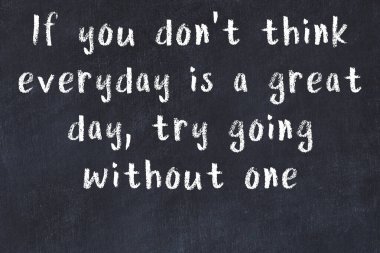 Bilgece motive edici el yazısı tebeşirle yazılmış siyah karatahta