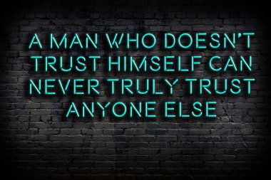 Tuğla duvardaki ışıklı neon tabela olarak bilgece alıntı