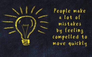 Bilgece bir alıntı ve siyah karatahtaya bir ampul çizimi