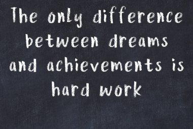 Siyah tahta üzerine akıllı alıntıların el yazması tebeşir yazısı