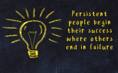 Bir karatahtaya ve bir ampul çizimine elle yazılmış akıllı bir alıntı.