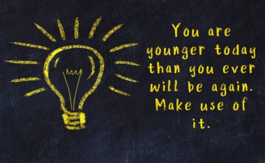 Bilgece bir alıntı ve siyah karatahtaya bir ampul çizimi