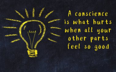 Bir karatahtaya ve bir ampul çizimine elle yazılmış akıllı bir alıntı.