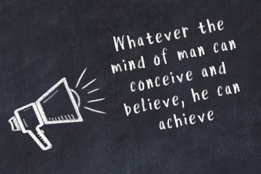 Bilge motivasyonel yazıtlı siyah karatahtaya hoparlör çizimi