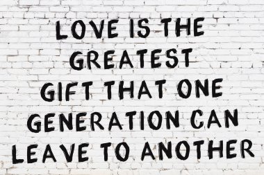 Üzerinde mantıklı alıntıların yazılı olduğu siyah boyanmış beyaz tuğla duvar.