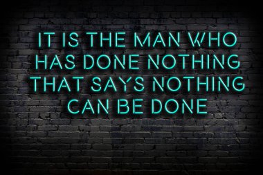 Zekice ve motive edici bir alıntı. Karanlıkta duvarda neon levhası