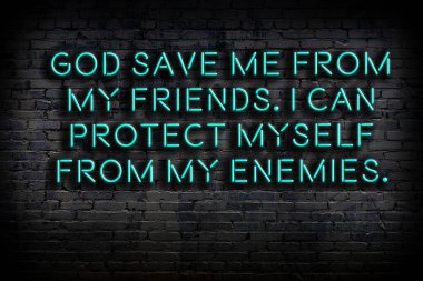 Tuğla duvardaki bilgece alıntıların neon yazıları üzerine gece görüşü