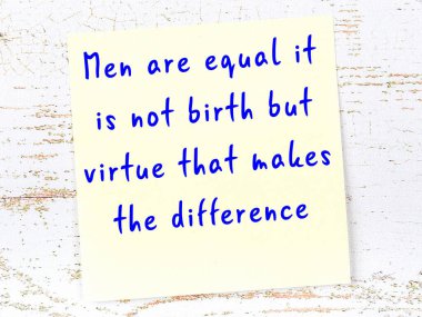 Tahta duvarda el yazısı motivasyon alıntısı olan sarı yapışkan not