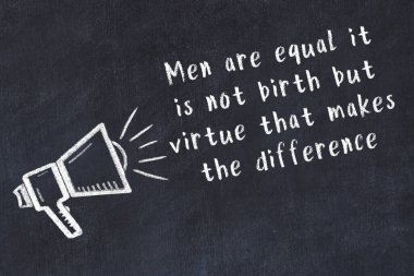 Bir hoparlörün tebeşir çizimi ve siyah karatahtaya el yazısıyla yazılmış alıntılar