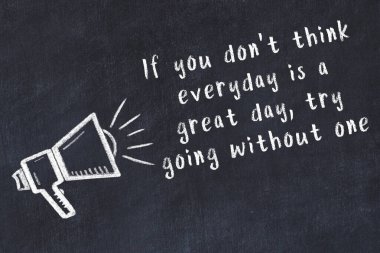 Bir hoparlörün tebeşir çizimi ve siyah karatahtaya el yazısıyla yazılmış alıntılar