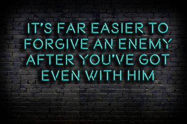 Tuğla duvardaki ışıklı neon tabela olarak bilgece alıntı