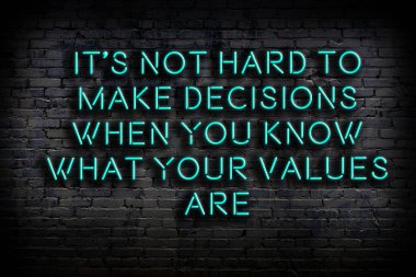 Zekice ve motive edici bir alıntı. Karanlıkta duvarda neon levhası