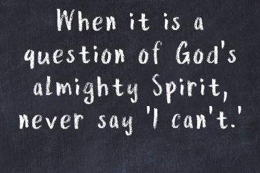 Siyah tahta üzerine akıllı alıntıların el yazması tebeşir yazısı