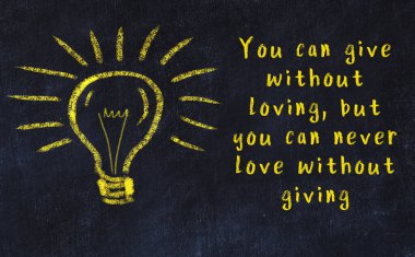 Bilgece bir alıntı ve siyah karatahtaya bir ampul çizimi